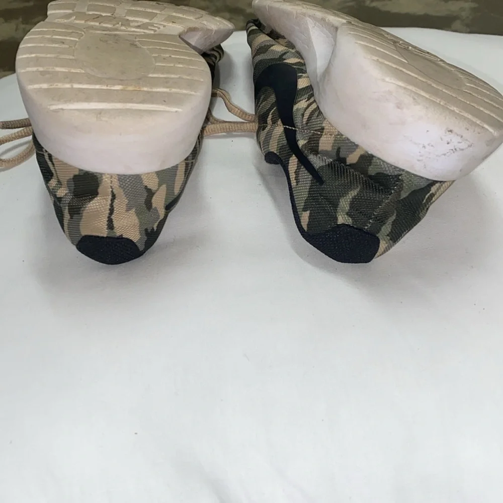 Nike Boys Shoes Green/Kakhi Camo, Whote Sole sz 7Y